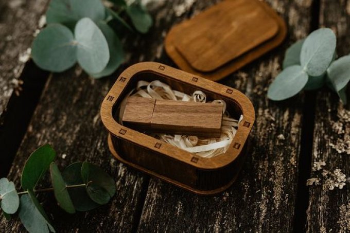 YOUR WOODEN BOX OF PHOTOGRAPHS WITH A USB KEY